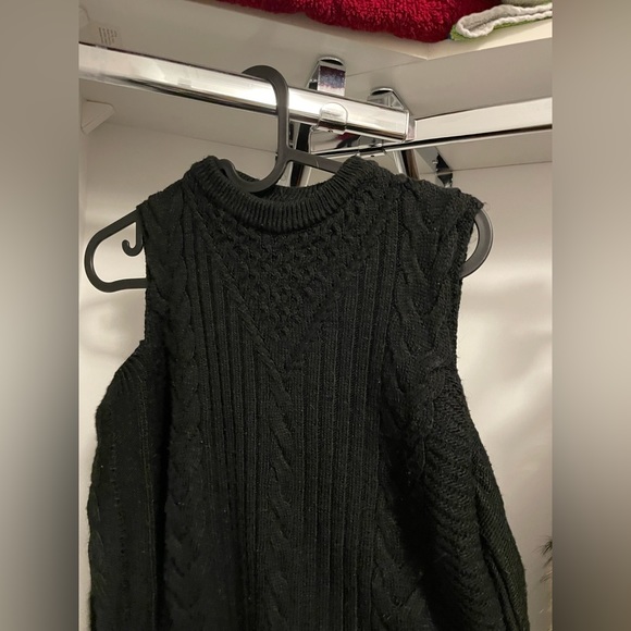 Off shoulder, wool sweater in black. - Picture 2 of 4